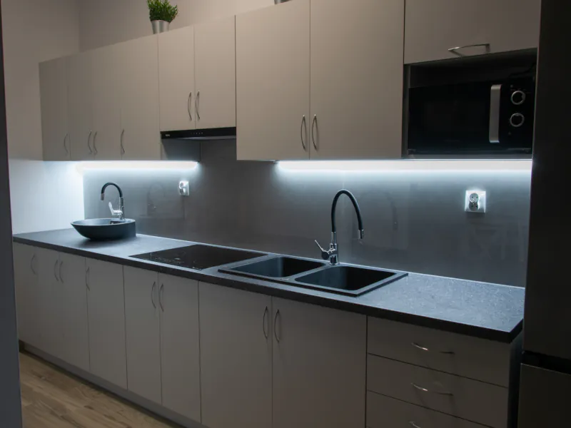 W pełni wyposażony aneks kuchenny – noclegi Gościnna Trzynastka, Pajęczno