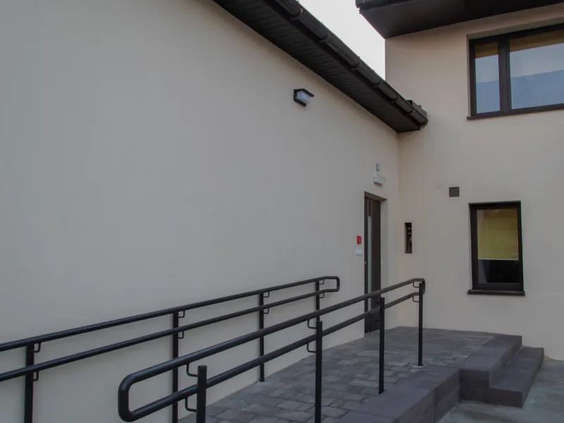 Podjazd dla osób z niepełnosprawnościami – noclegi Gościnna Trzynastka, Pajęczno