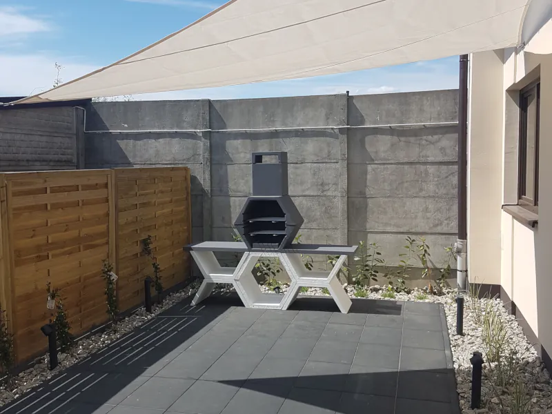 Strefa rekreacyjna z grillem – noclegi Gościnna Trzynastka, Pajęczno