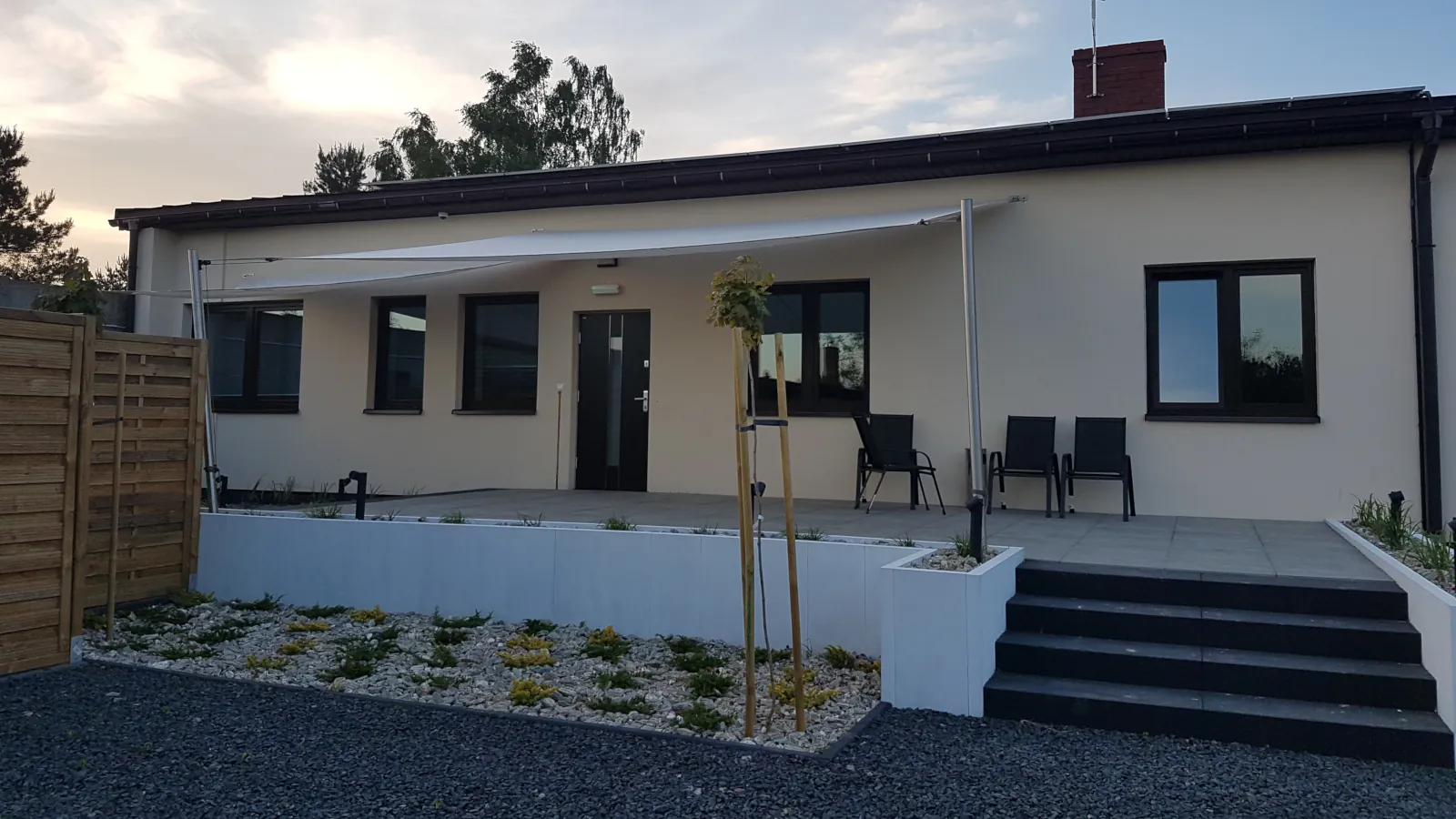 Strefa rekreacyjna z grillem – noclegi Gościnna Trzynastka, Pajęczno