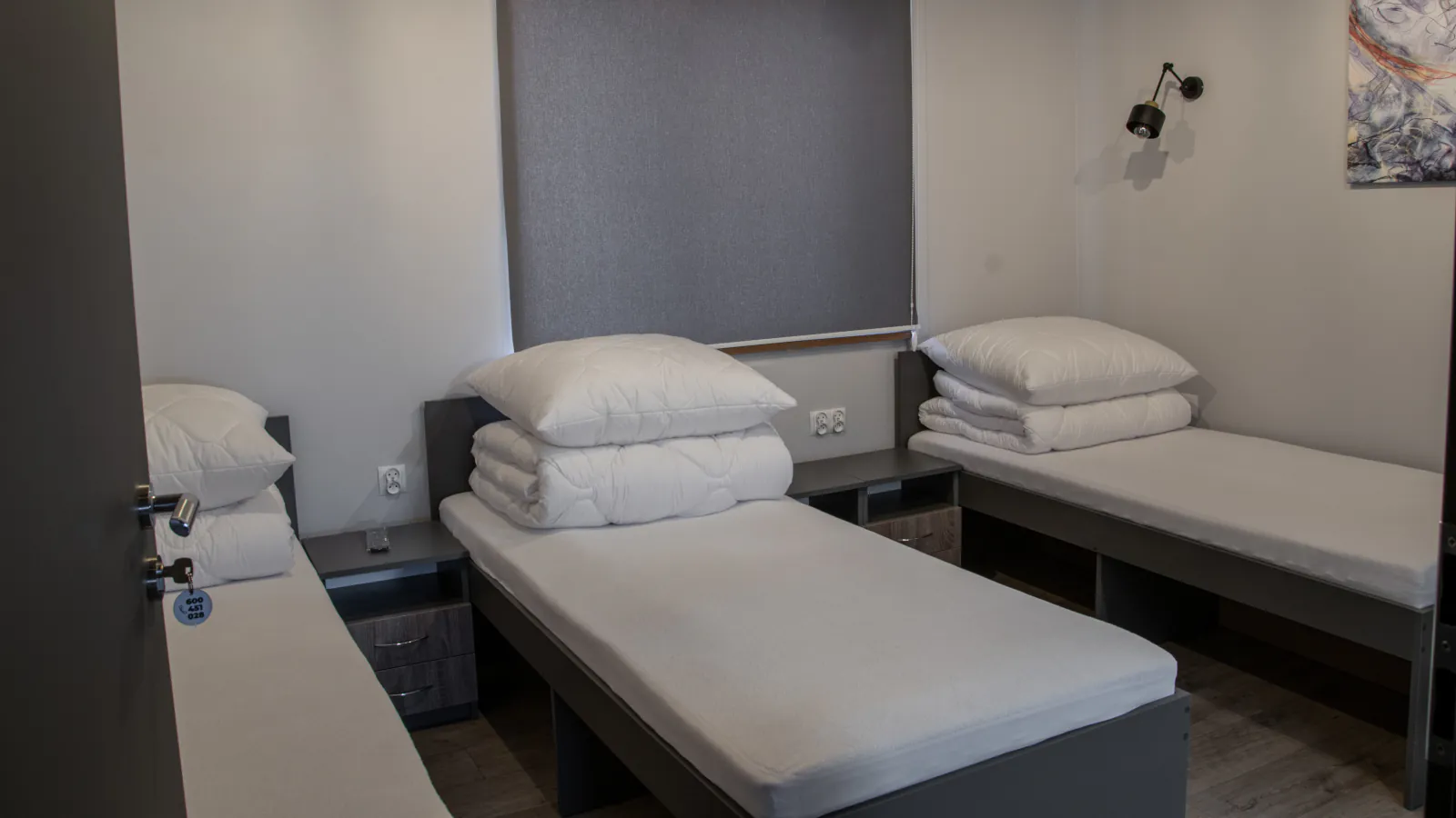 Pokoje z łazienkami z wejściem z aneksu kuchennego – noclegi Gościnna Trzynastka, Pajęczno