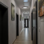 Wspólny korytarz prowadzący do aneksów kuchennych