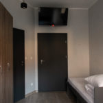 Drzwi do łazienki i do aneksu kuchennego w pokoju